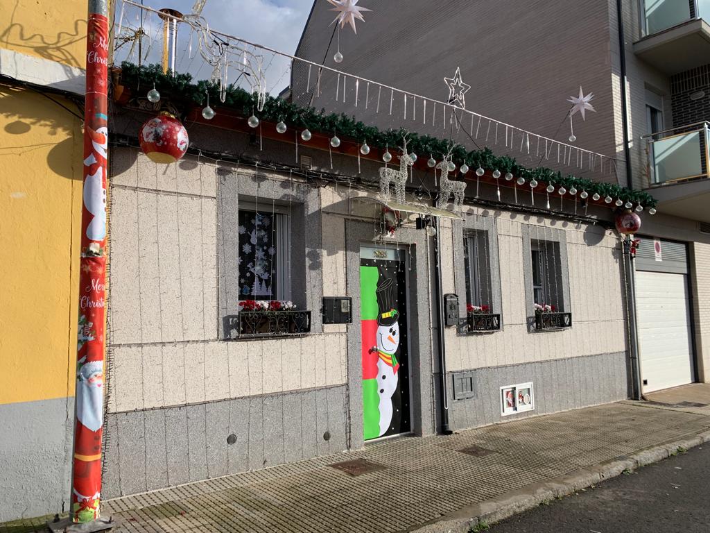 Un vecino de este barrio leonés ha decorado con miles de luces la fachada de su casa convirtiéndose en una atracción más de estas Navidades