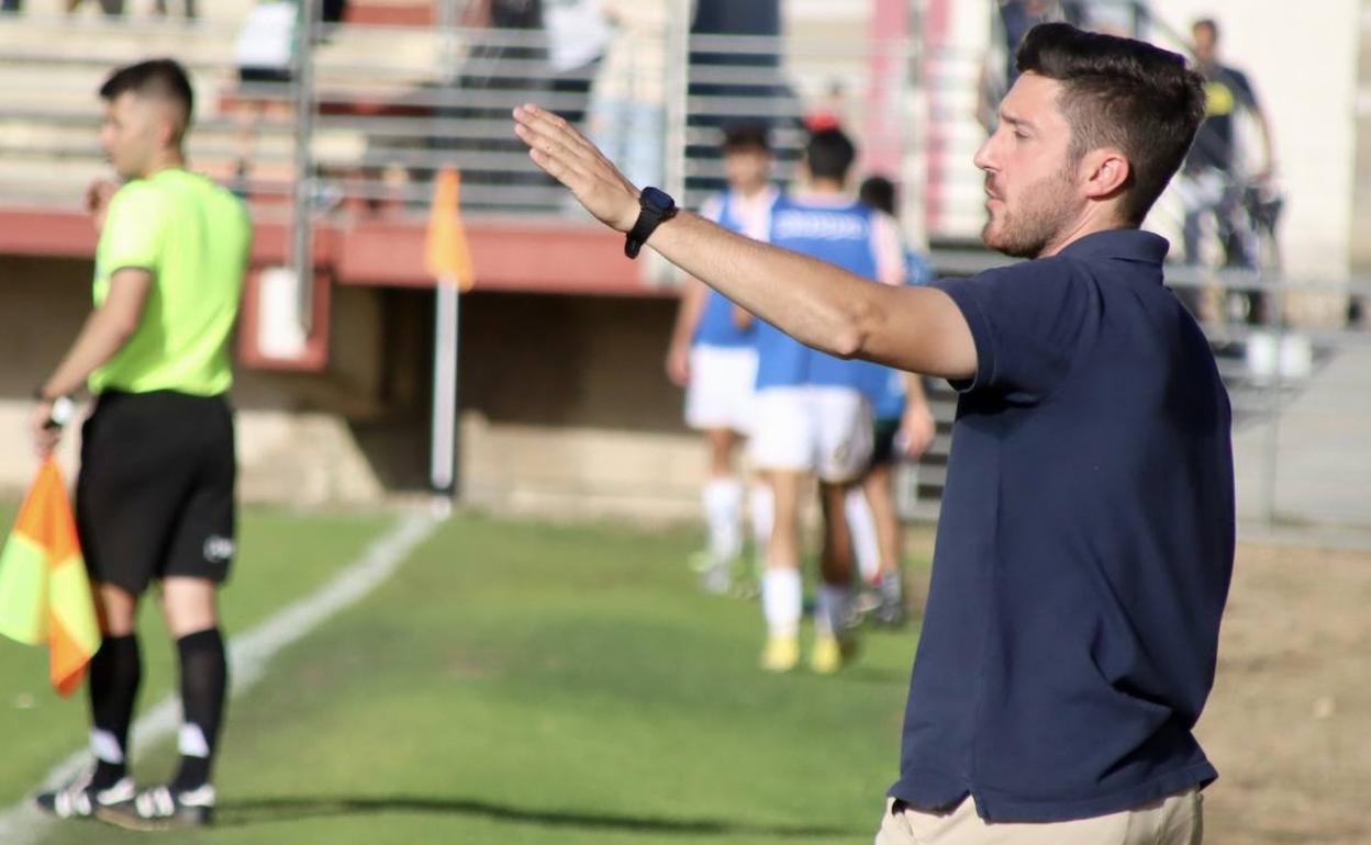 Isra Martínez, técnico del Júpiter, buscará la victoria ante un lanzado La Virgen.