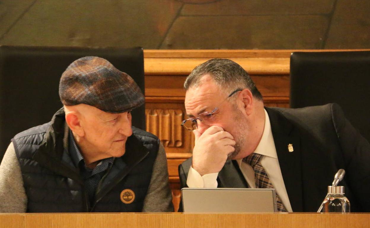 Matías Llorente y Eduardo Morán debanten antes del inicio del pleno de presupuestos. 