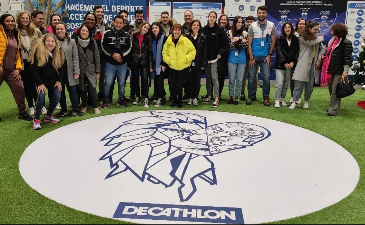 Alumnos del máster en Gestión de Riesgos Laborales de la ULE visitaron las instalaciones de Decathlon.