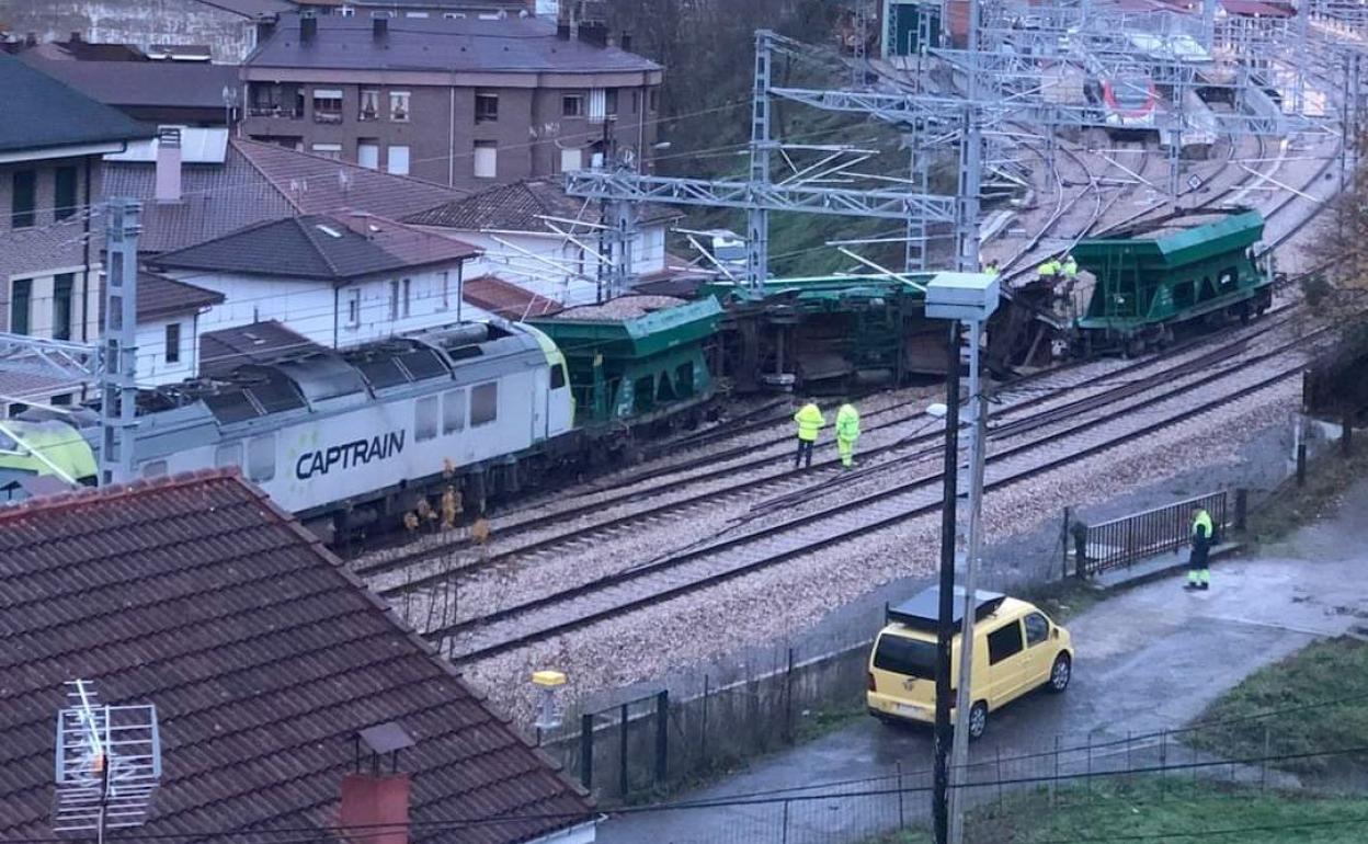 Imagen de los vagones con grava gruesa destinada a la Variante de Pajares. 