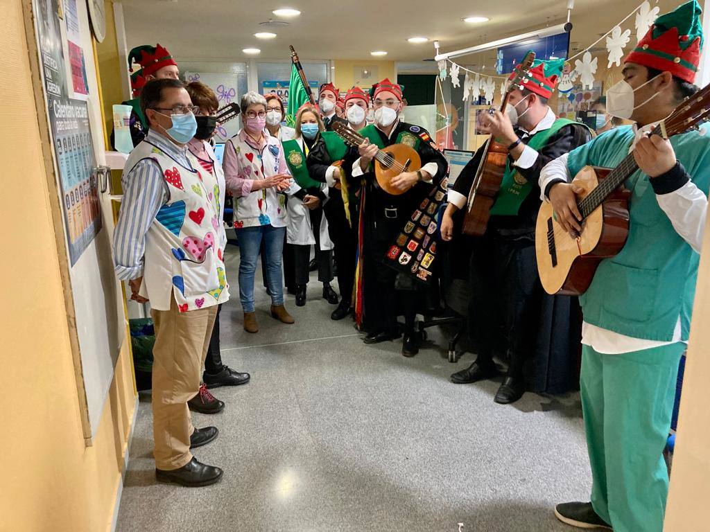 La Tuna de la ULE ronda y lleva sus presentes a los niños ingresados en el Hospital Universitario de León.