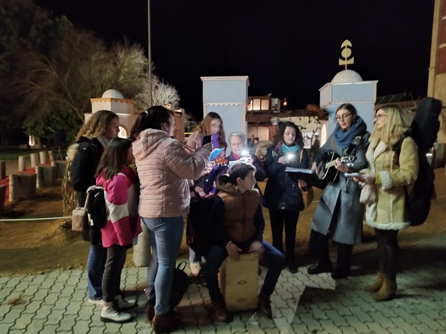 Valencia de Don Juan inauguró este viernes su nuevo y ampliado nacimiento situado en la plaza Santo Domingo, con el Castillo como telón de fondo, con un recital de villancicos