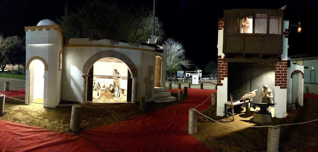 Valencia de Don Juan inauguró este viernes su nuevo y ampliado nacimiento situado en la plaza Santo Domingo, con el Castillo como telón de fondo, con un recital de villancicos