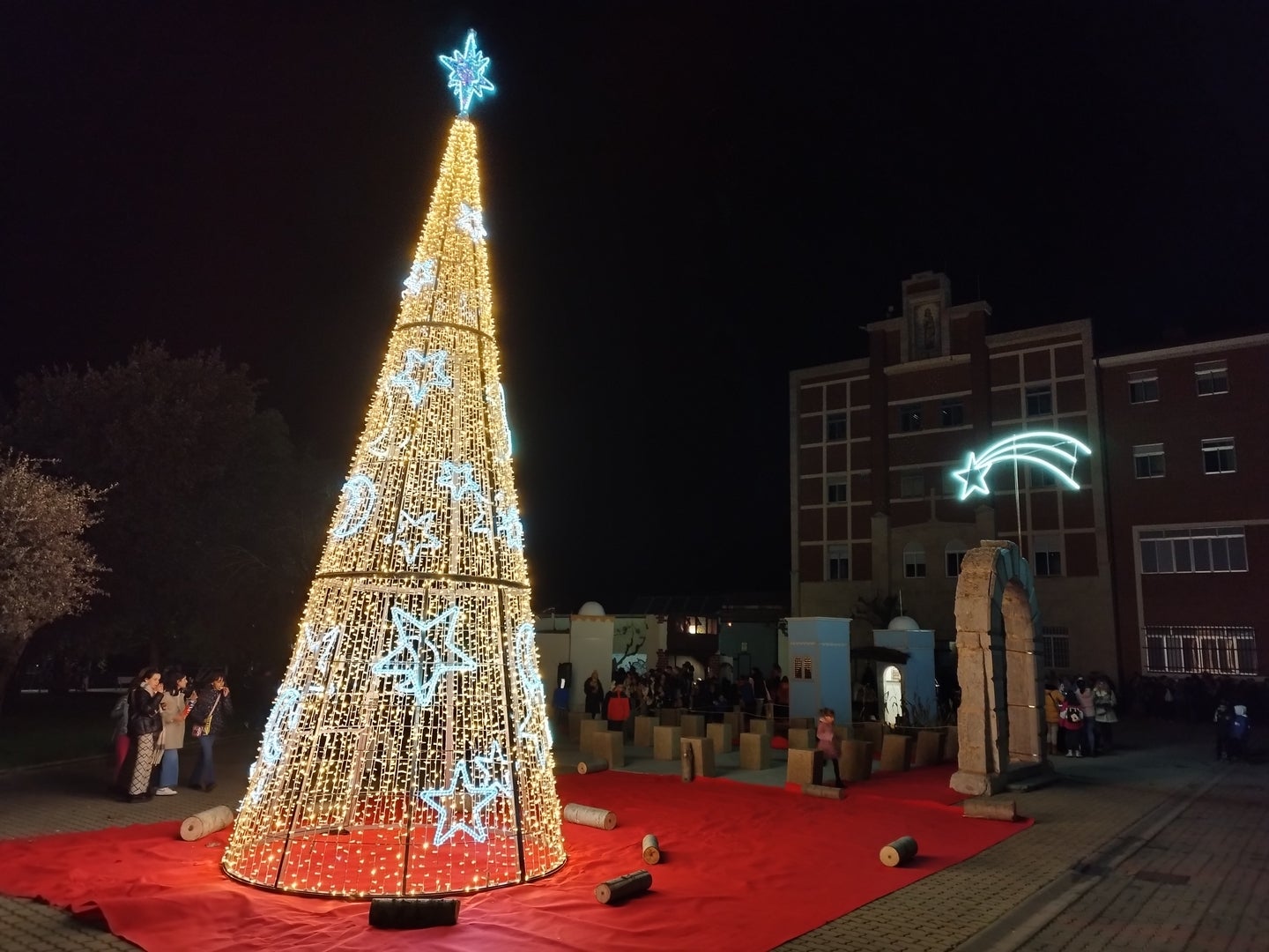 Valencia de Don Juan inauguró este viernes su nuevo y ampliado nacimiento situado en la plaza Santo Domingo, con el Castillo como telón de fondo, con un recital de villancicos