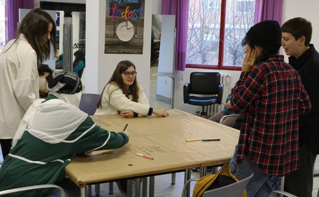 Galería. El grupo de Espacio Mestizo durante la lluvia de ideas para crear su propio periódico, 'La tarde del lunes'.