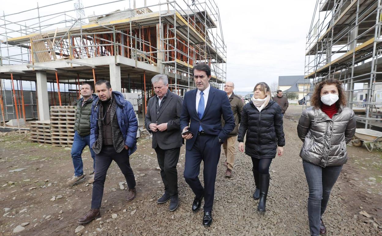 El consejero de Medio Ambiente, Vivienda y Ordenación del Territorio, Juan Carlos Suárez-Quiñones, visita las obras de la promoción de 32 viviendas públicas (VPO) que construye la Junta en Posada del Bierzo, localidad perteneciente al municipio de Carracedelo (León)