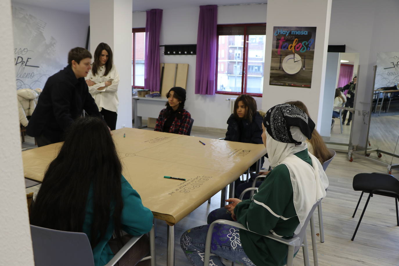 Cada lunes un heterogéneo grupo de adolescentes leoneses se reúne en torno al arte y la creatividad en un taller que busca la expresión «de lo que cada uno lleva dentro» | Espacio Mestizo nació dentro de la Fundación Juan Soñador para trabajar con menores en riesgo de exclusión social y mostrar la riqueza cultural y étnica que convive en la ciudad. 