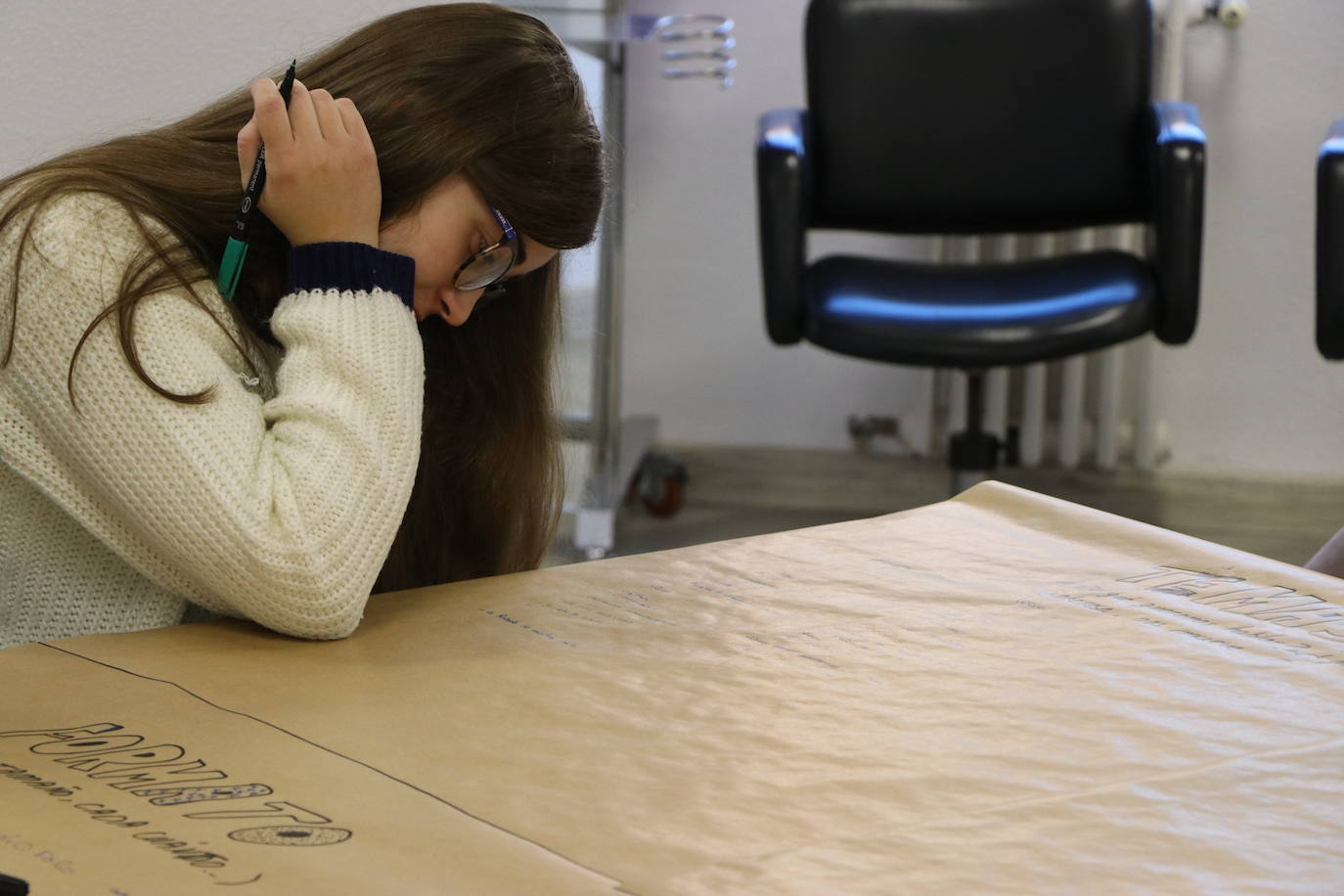 Cada lunes un heterogéneo grupo de adolescentes leoneses se reúne en torno al arte y la creatividad en un taller que busca la expresión «de lo que cada uno lleva dentro» | Espacio Mestizo nació dentro de la Fundación Juan Soñador para trabajar con menores en riesgo de exclusión social y mostrar la riqueza cultural y étnica que convive en la ciudad. 