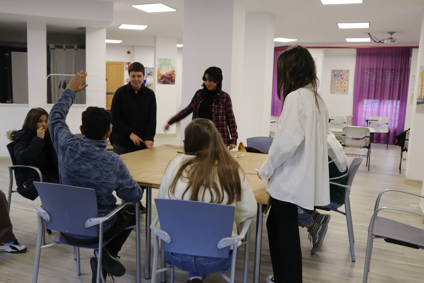 Cada lunes un heterogéneo grupo de adolescentes leoneses se reúne en torno al arte y la creatividad en un taller que busca la expresión «de lo que cada uno lleva dentro» | Espacio Mestizo nació dentro de la Fundación Juan Soñador para trabajar con menores en riesgo de exclusión social y mostrar la riqueza cultural y étnica que convive en la ciudad. 