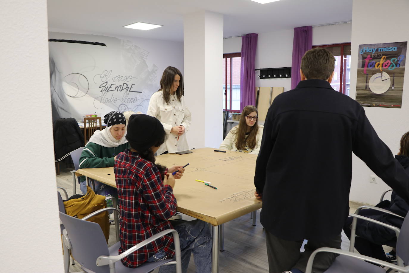 Cada lunes un heterogéneo grupo de adolescentes leoneses se reúne en torno al arte y la creatividad en un taller que busca la expresión «de lo que cada uno lleva dentro» | Espacio Mestizo nació dentro de la Fundación Juan Soñador para trabajar con menores en riesgo de exclusión social y mostrar la riqueza cultural y étnica que convive en la ciudad. 