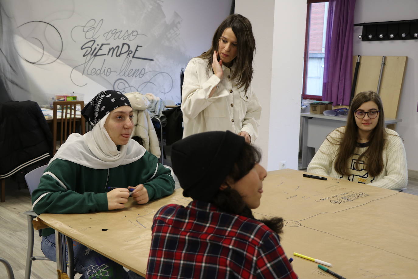 Cada lunes un heterogéneo grupo de adolescentes leoneses se reúne en torno al arte y la creatividad en un taller que busca la expresión «de lo que cada uno lleva dentro» | Espacio Mestizo nació dentro de la Fundación Juan Soñador para trabajar con menores en riesgo de exclusión social y mostrar la riqueza cultural y étnica que convive en la ciudad. 