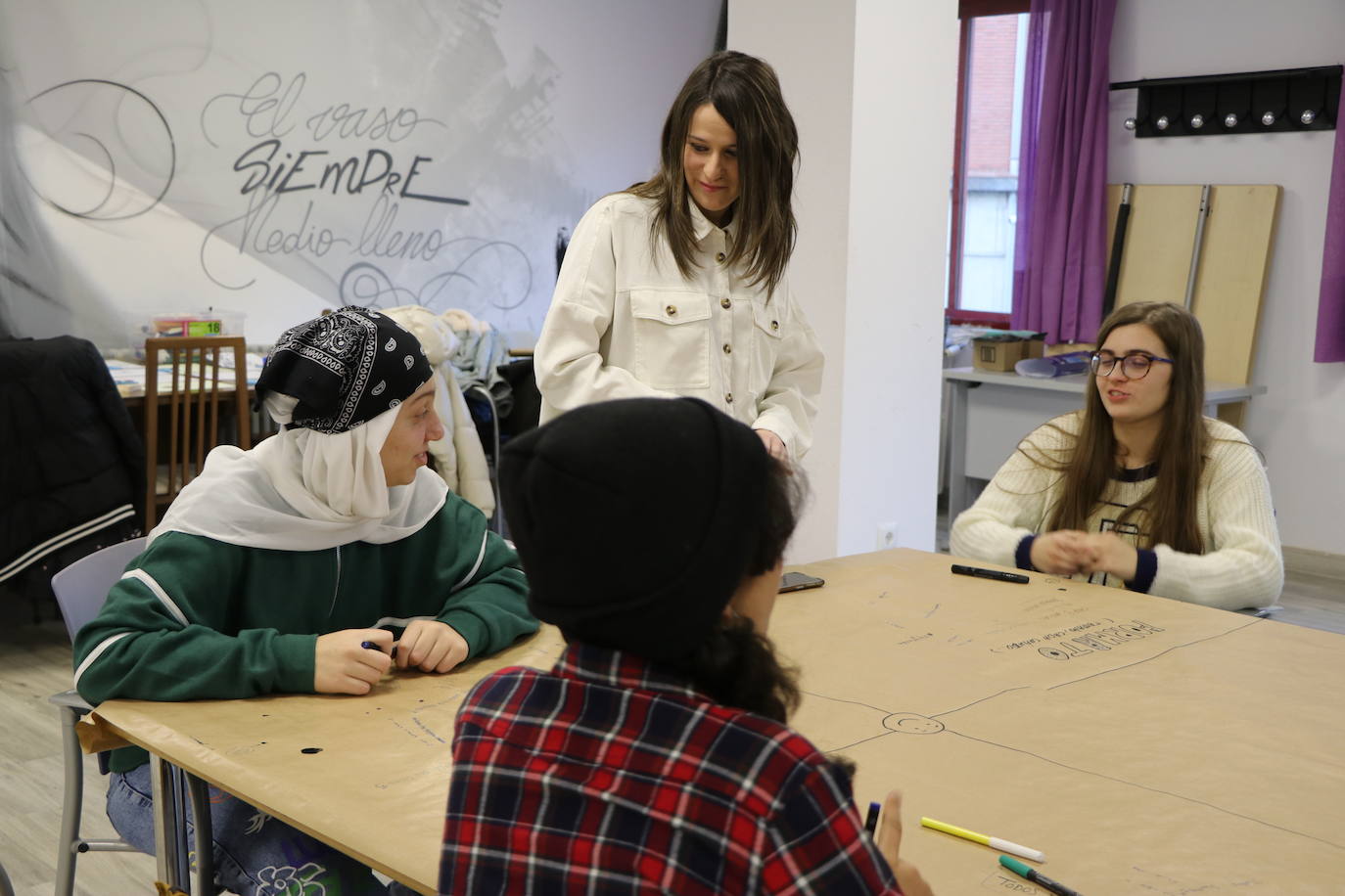 Cada lunes un heterogéneo grupo de adolescentes leoneses se reúne en torno al arte y la creatividad en un taller que busca la expresión «de lo que cada uno lleva dentro» | Espacio Mestizo nació dentro de la Fundación Juan Soñador para trabajar con menores en riesgo de exclusión social y mostrar la riqueza cultural y étnica que convive en la ciudad. 