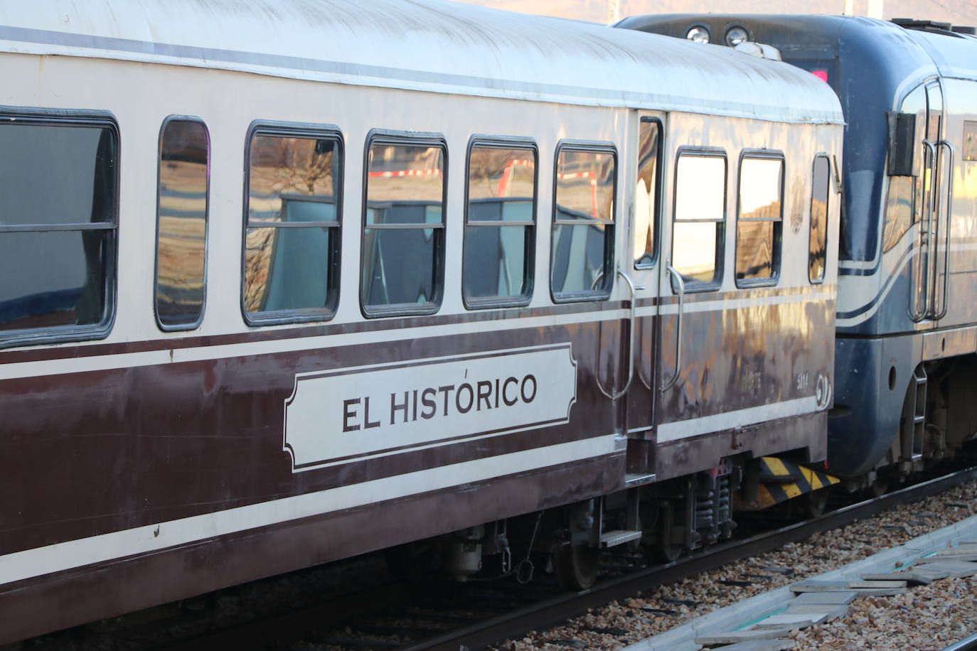 Salida del tren turístico 'Ruta del sabor ferroviario y la minería' desde San Feliz. 