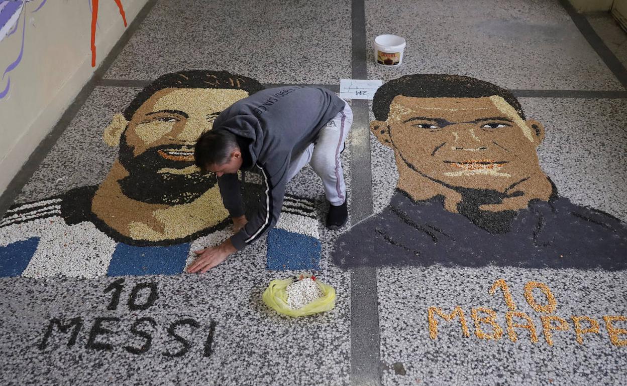 Mosaico del artista kosovar Alkent Pozhegu de cara a la final del Mundial.