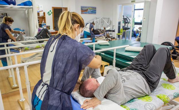 La fisioterapia es fundamental para la recuperación de los pacientes con esclerosis múltiple.