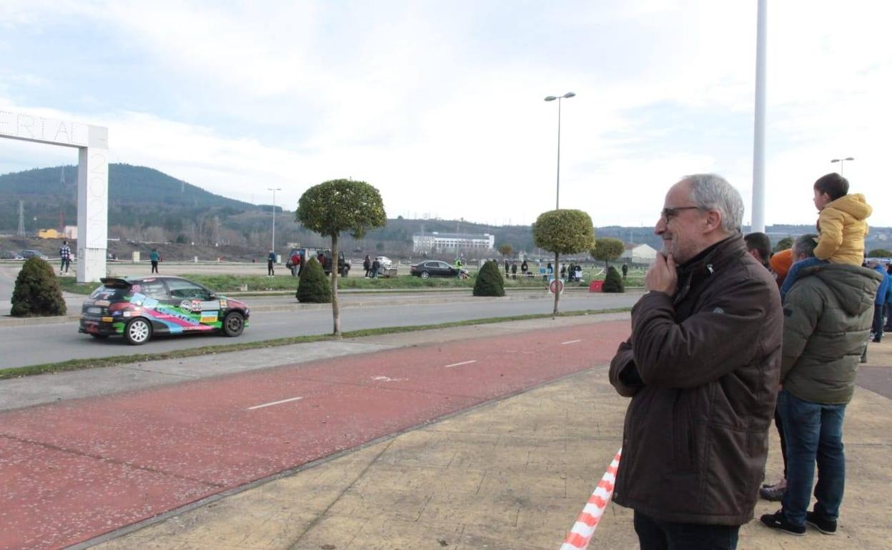 El alcalde de Ponferrada, Olegario Ramón, disfrutar de la carrera. 