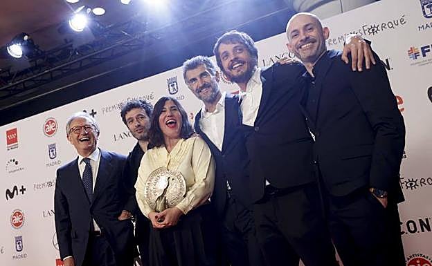 El equipo de la película «As Bestas» posa con el galardón al Mejor Largometraje, durante la gala de entrega de los Premios Forqué