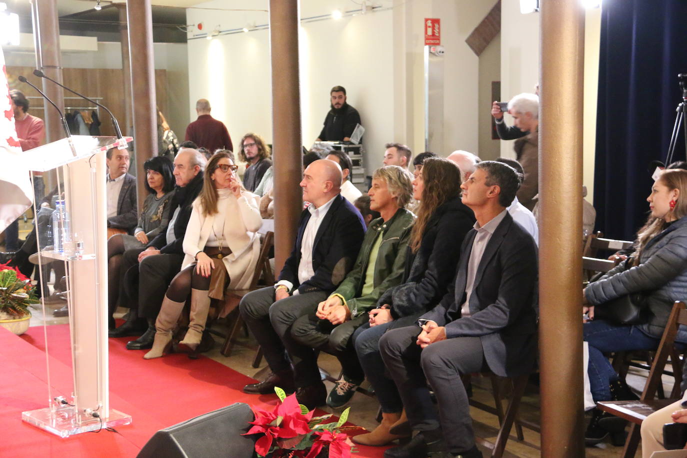 El consejero de la Presidencia, Jesús Julio Carnero, presenta las ayudas 'Pasaporte de Vuelta' dirigidas a emigrantes castellanos y leoneses, junto al montañero y presentador Jesús Calleja.