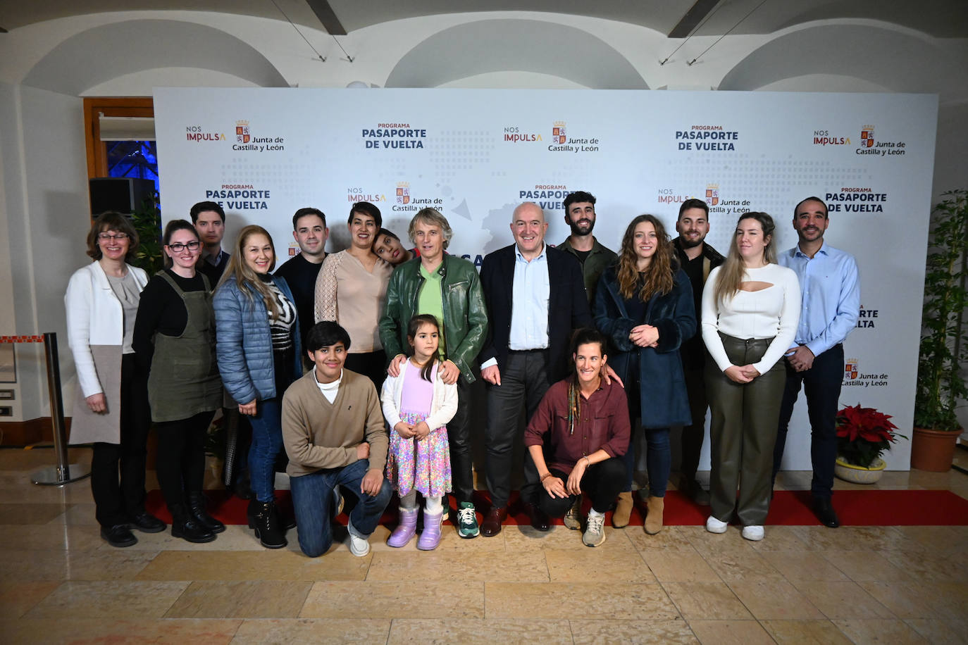 El consejero de la Presidencia, Jesús Julio Carnero, presenta las ayudas 'Pasaporte de Vuelta' dirigidas a emigrantes castellanos y leoneses, junto al montañero y presentador Jesús Calleja.