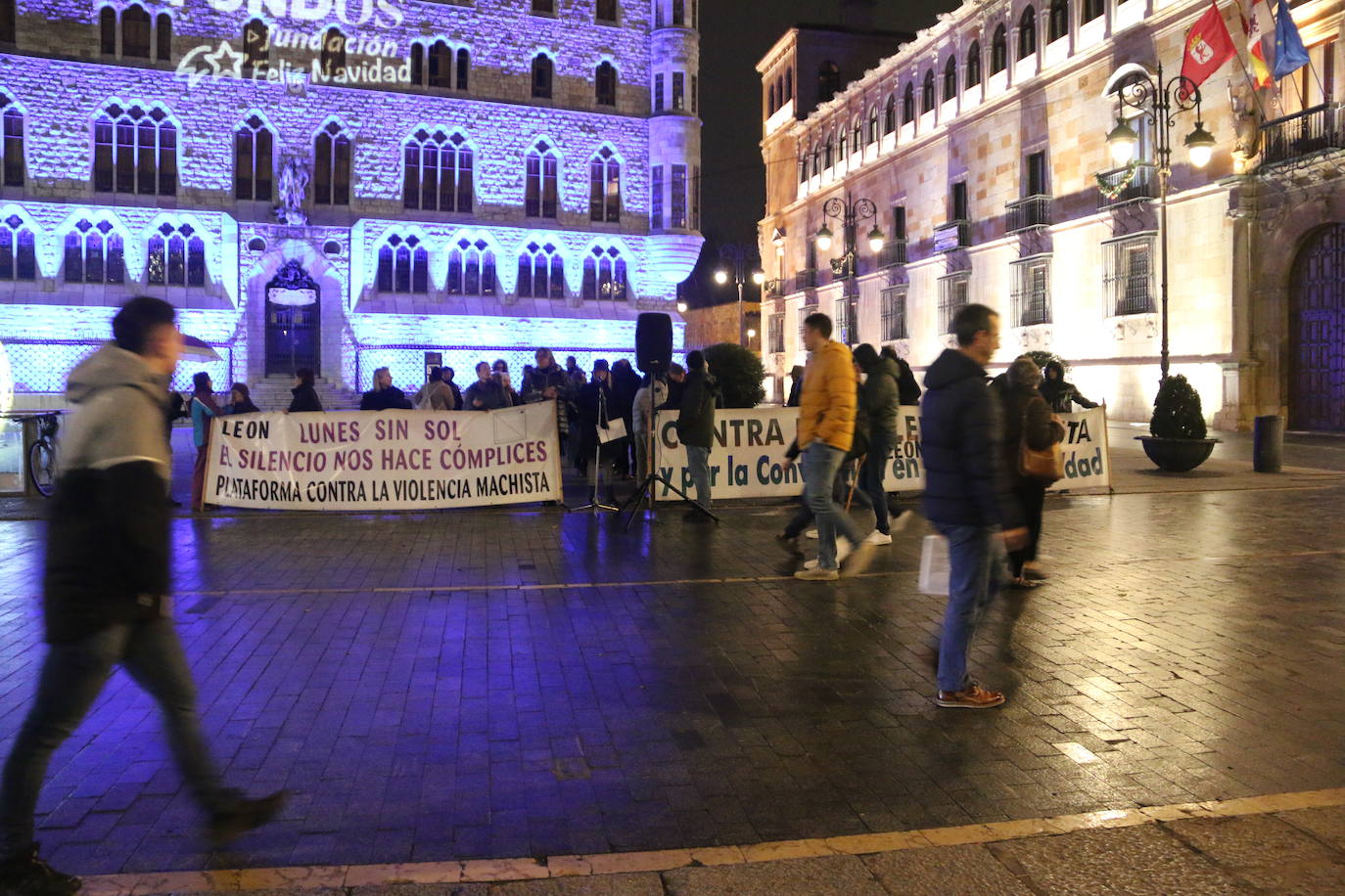 La plataforma contra la violencia machista de León se concentra frente a Botines por los últimos crímenes machistas que se han cobrado desde el 10 de diciembre la vida de tres mujeres que dejan ocho menores huérfanos de madre.