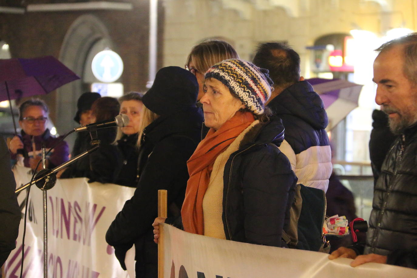 La plataforma contra la violencia machista de León se concentra frente a Botines por los últimos crímenes machistas que se han cobrado desde el 10 de diciembre la vida de tres mujeres que dejan ocho menores huérfanos de madre.