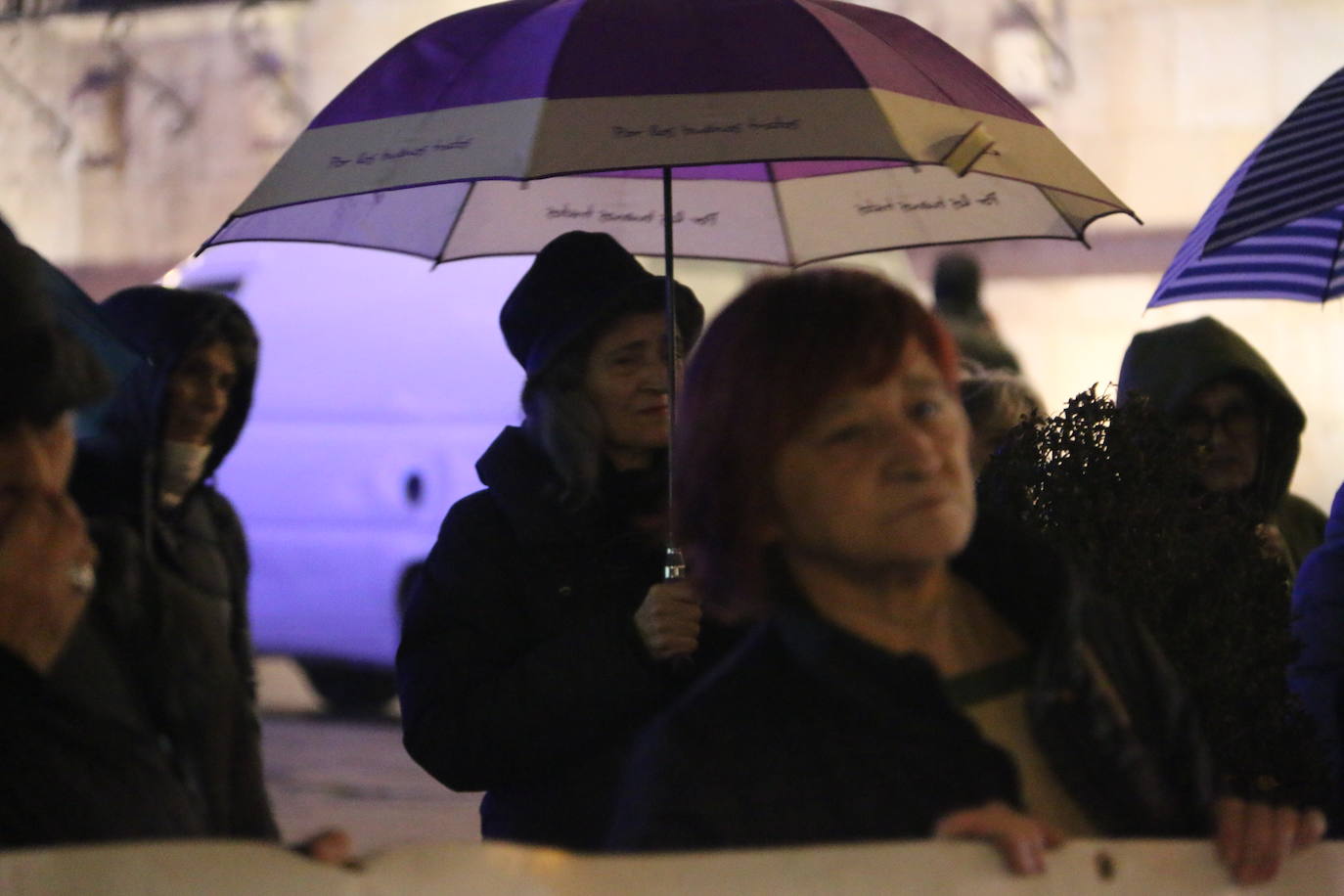 La plataforma contra la violencia machista de León se concentra frente a Botines por los últimos crímenes machistas que se han cobrado desde el 10 de diciembre la vida de tres mujeres que dejan ocho menores huérfanos de madre.