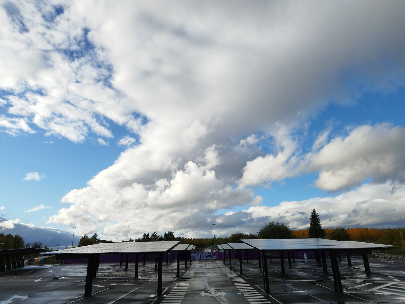 Placas solares de los aparcamientos de las piscinas de Vaencia de Don Juan