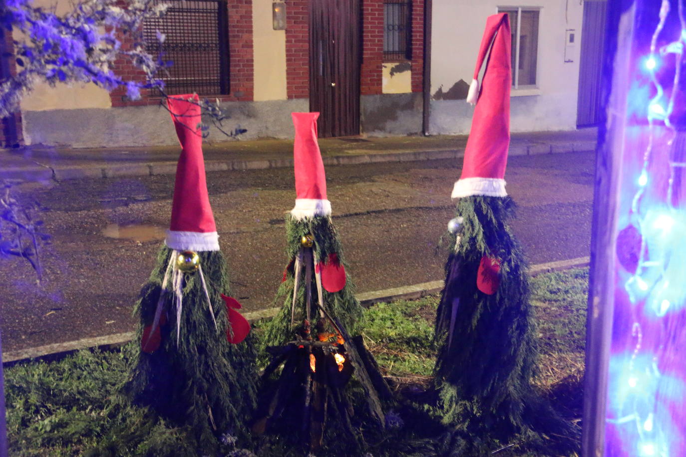 Algunas de las decoraciones que participan en el concurso navideño del Ayuntamiento de Valdevimbre.