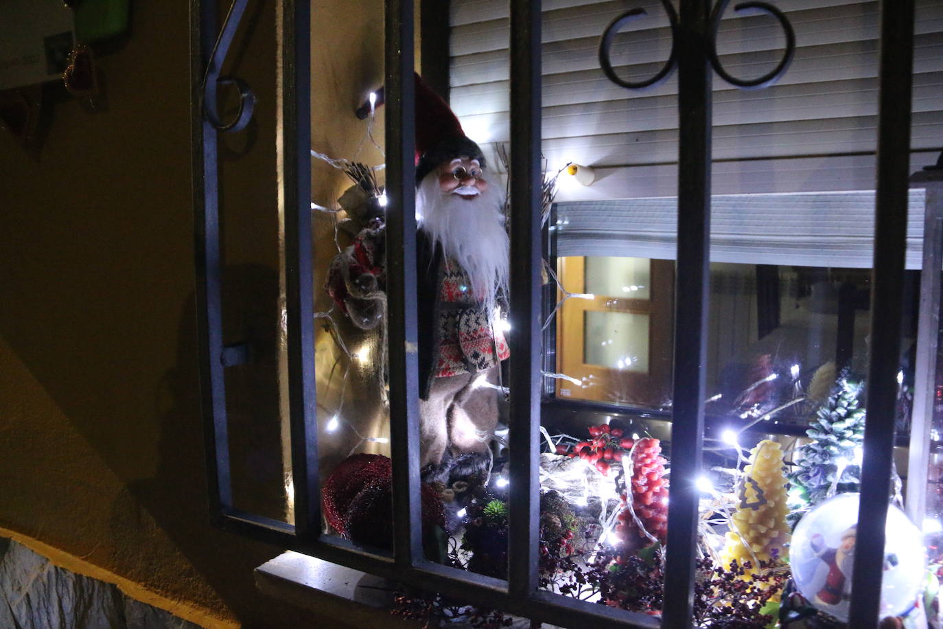 Algunas de las decoraciones que participan en el concurso navideño del Ayuntamiento de Valdevimbre.