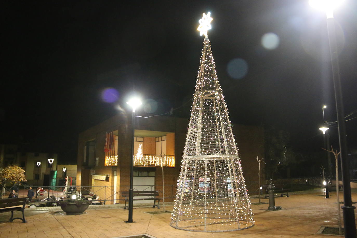 Algunas de las decoraciones que participan en el concurso navideño del Ayuntamiento de Valdevimbre.