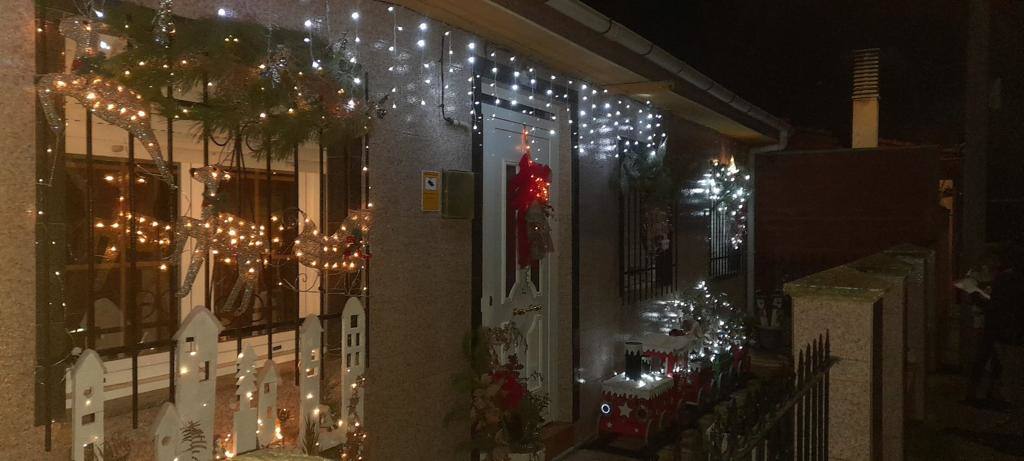 Algunas de las decoraciones que participan en el concurso navideño del Ayuntamiento de Valdevimbre.