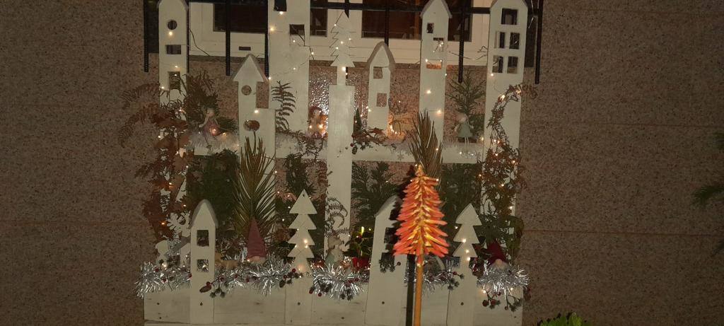 Algunas de las decoraciones que participan en el concurso navideño del Ayuntamiento de Valdevimbre.