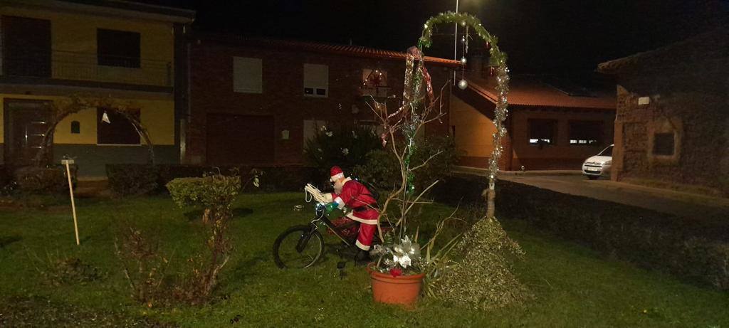 Algunas de las decoraciones que participan en el concurso navideño del Ayuntamiento de Valdevimbre.