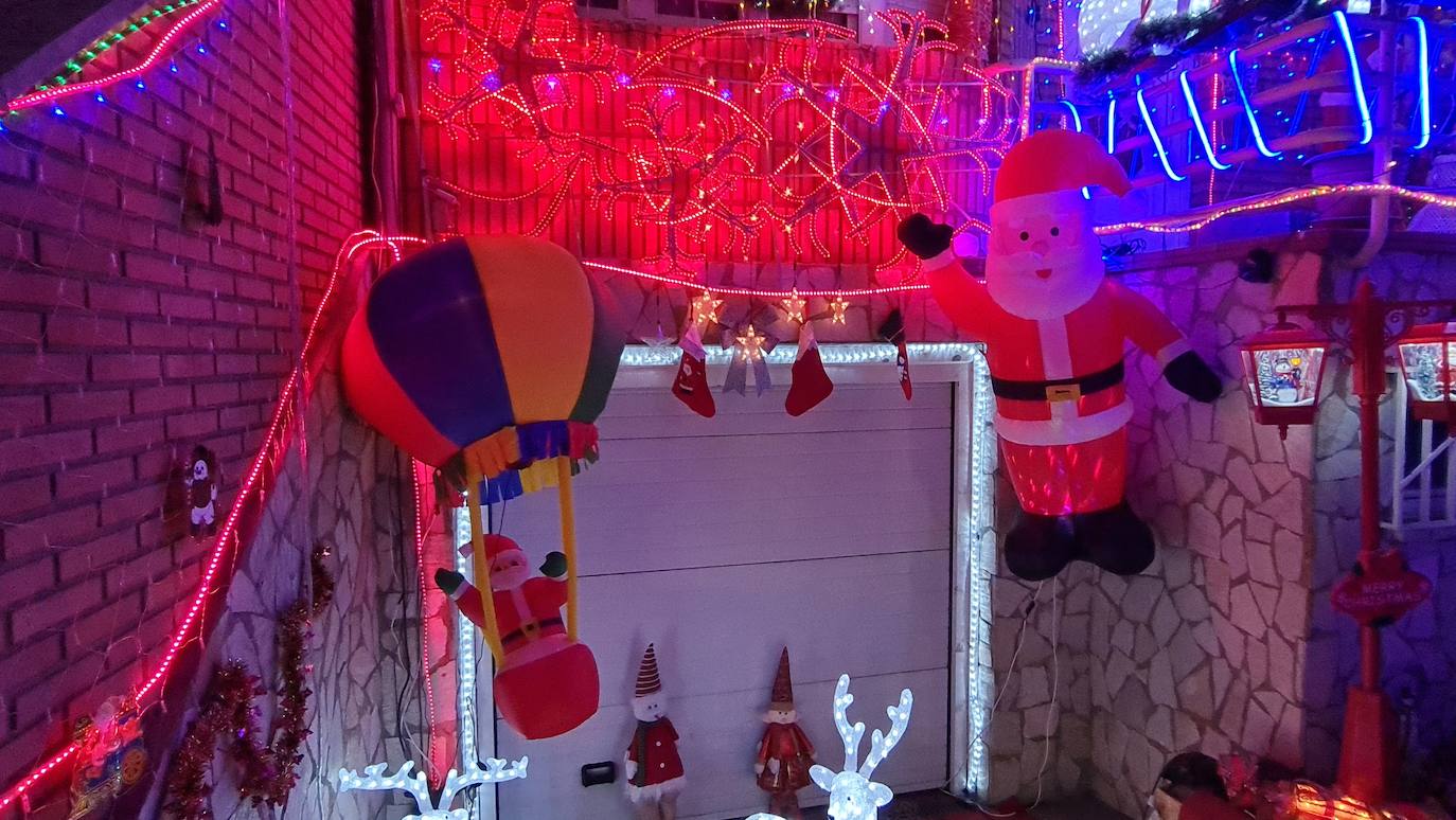 Ni el elevado precio de la luz ni la crisis provocada por la alta inflación han impedido que, de nuevo, miles de luces conviertan a una vivienda de San Andrés del Rabanedo en lugar de peregrinaje para los amantes de la Navidad. 