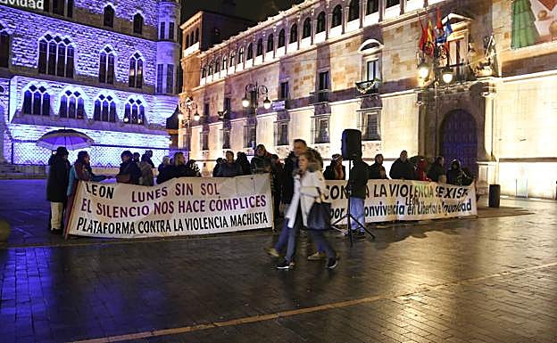 Imagen principal - Un nuevo lunes sin sol en León.