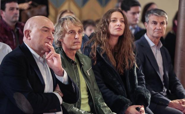 Jesús Calleja acompaña a Jesús Julio Carnero y Ester Muñoz en la presentación del programa 'Pasaporte de vuelta' en el Museo Casa Botines.