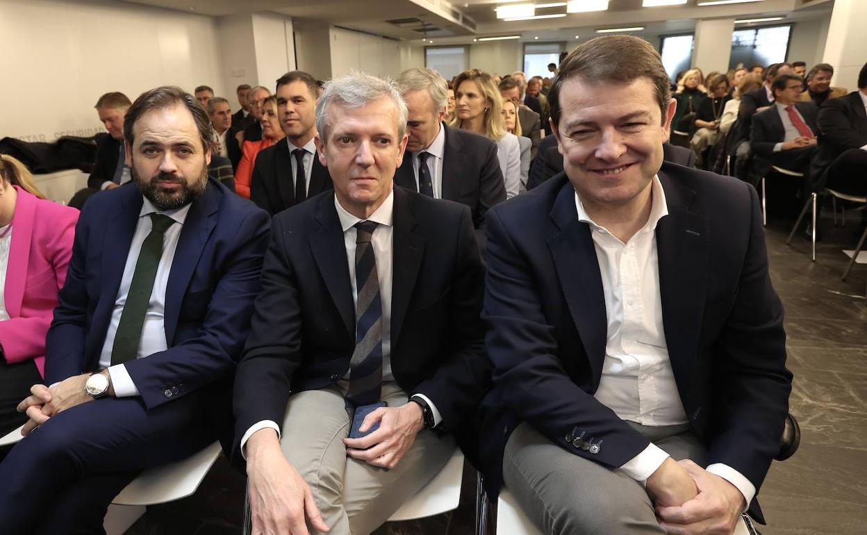 El presidente del Partido Popular, Alberto Núñez Feijóo, preside la reunión de la Junta Directiva Nacional del PP, a la que asiste el presidente del PP de Castilla y León, Alfonso Fernández Mañueco.