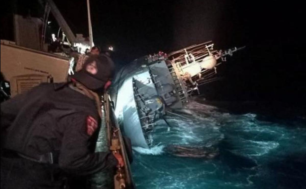 Imagen del 'HTMS Sukhothai' medio sumergido en el agua, en Tailandia.