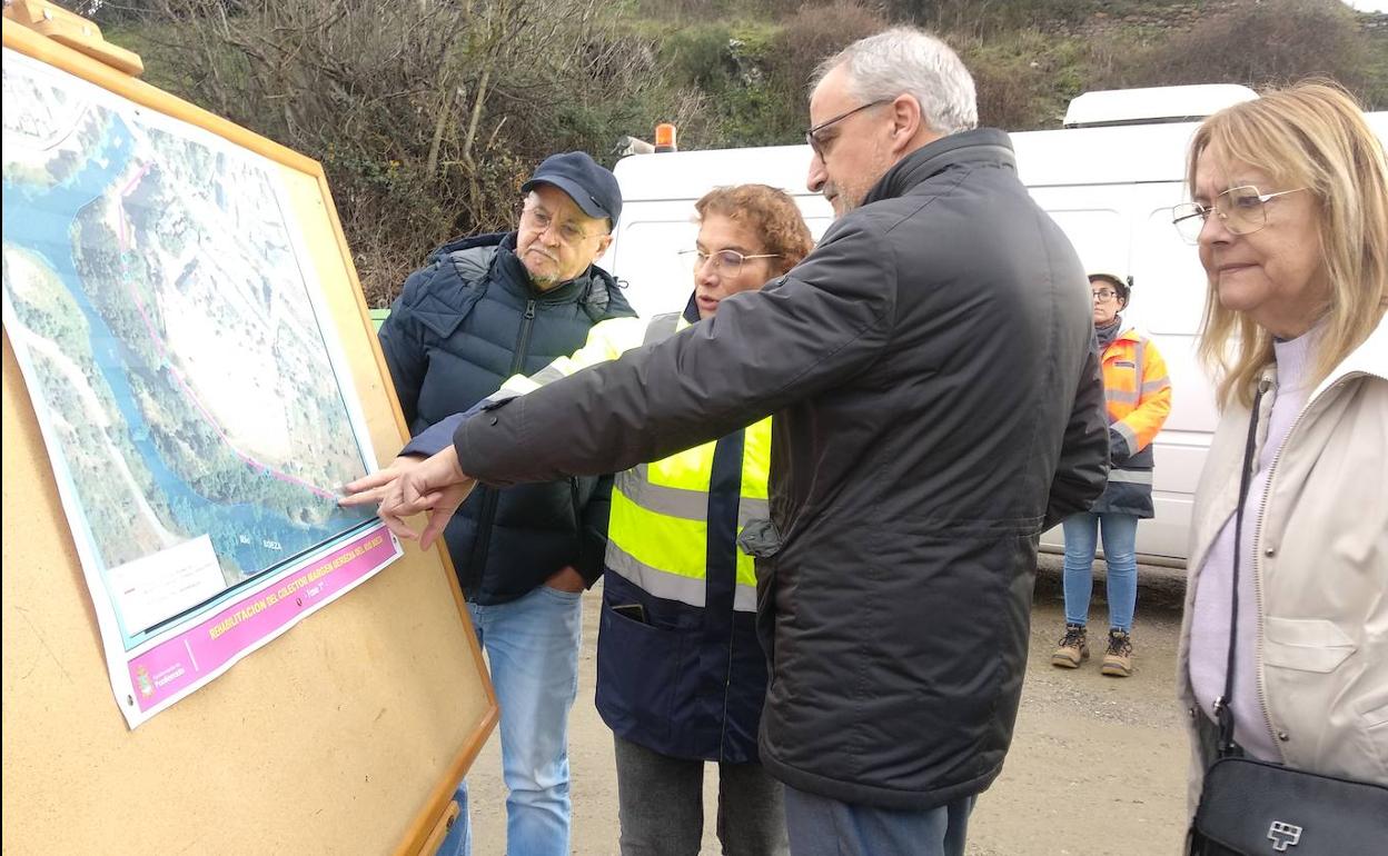 El alcalde y los ediles de Infraestructuras y Sostenibilidad Medioambiental visitaron el inicio de los trabajos del colector del río Boeza.