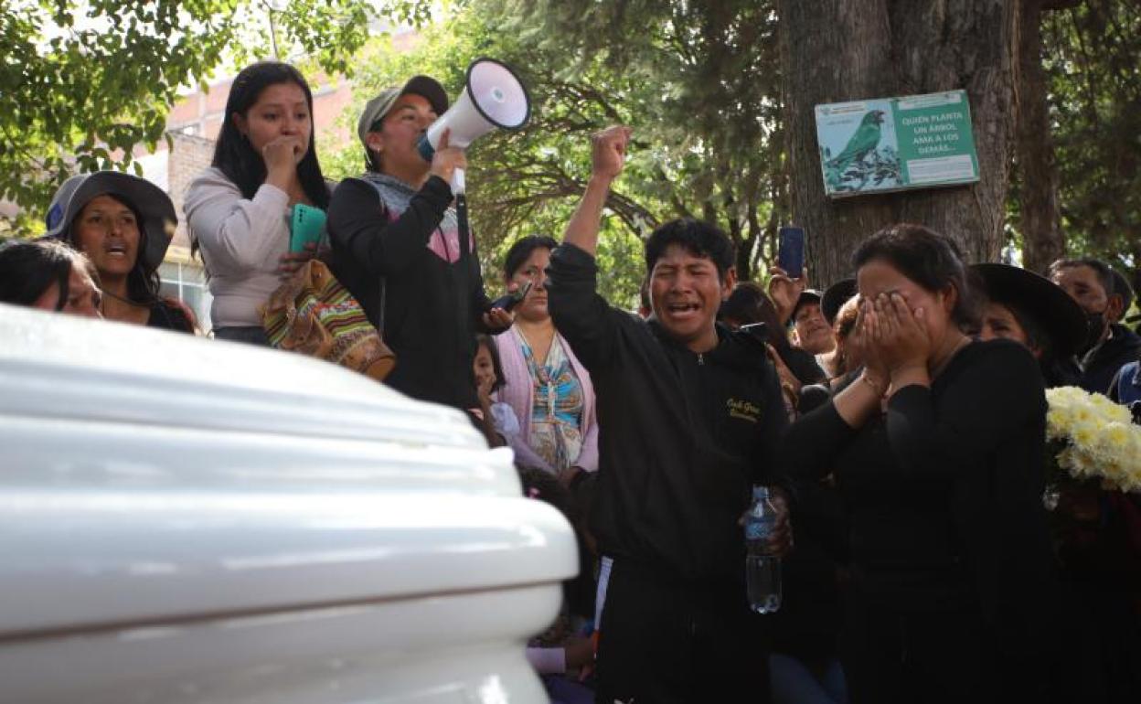 El funeral de uno de los manifestantes fallecidos en Ayacucho. 