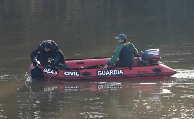 La caída de la noche impidio que el operativo de búsqueda pudiera confirmar ayer la presencia de los dos ocupantes de la nave siniestrada en el interior de la misma