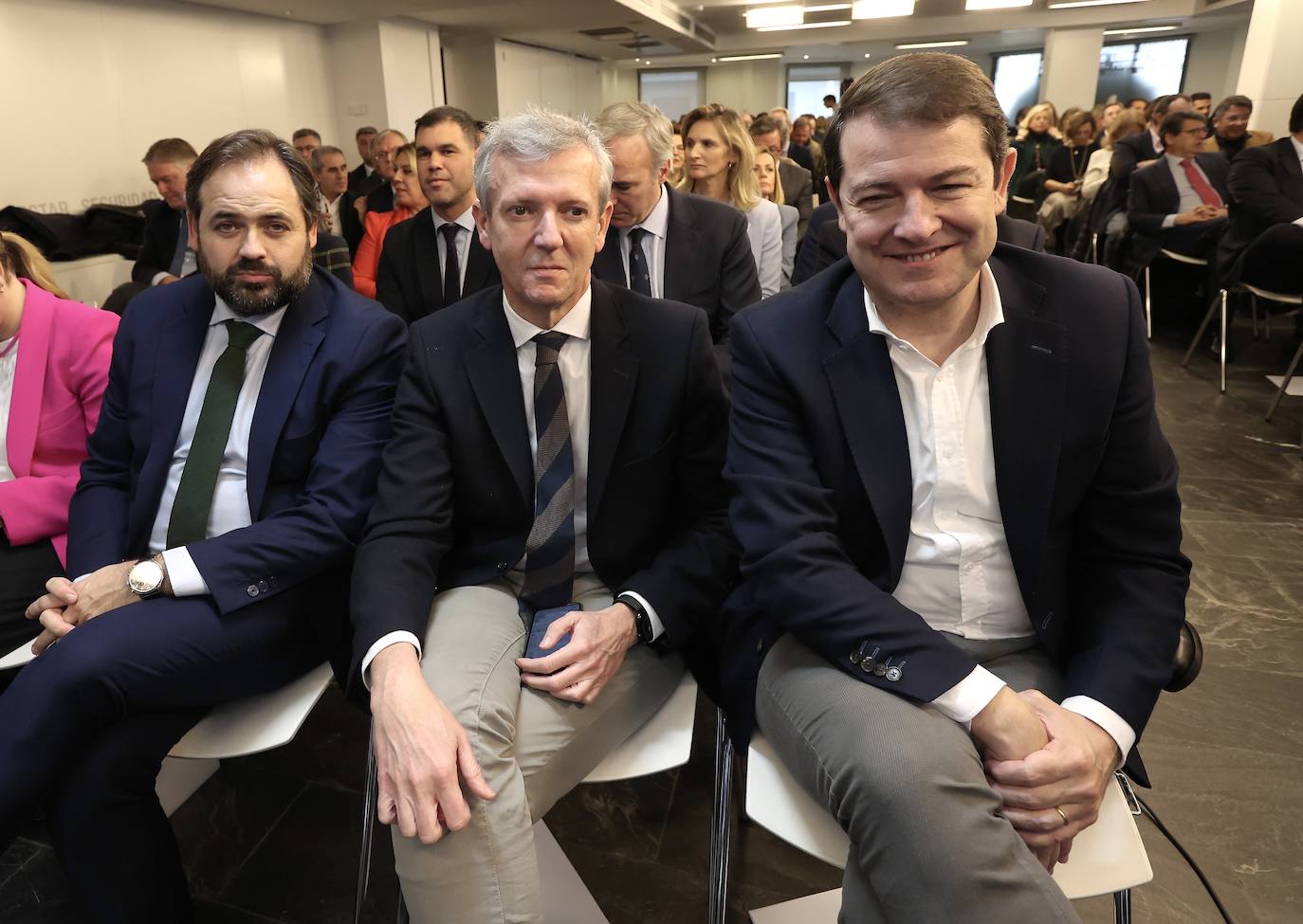El presidente del Partido Popular, Alberto Núñez Feijóo, preside la reunión de la Junta Directiva Nacional del PP, a la que asiste el presidente del PP de Castilla y León, Alfonso Fernández Mañueco.