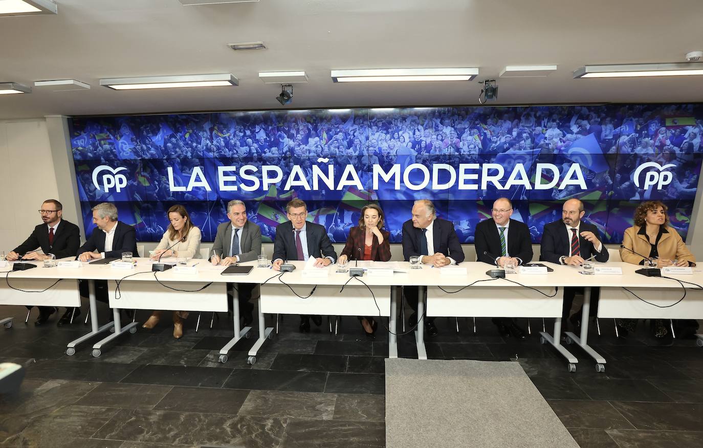El presidente del Partido Popular, Alberto Núñez Feijóo, preside la reunión de la Junta Directiva Nacional del PP, a la que asiste el presidente del PP de Castilla y León, Alfonso Fernández Mañueco.