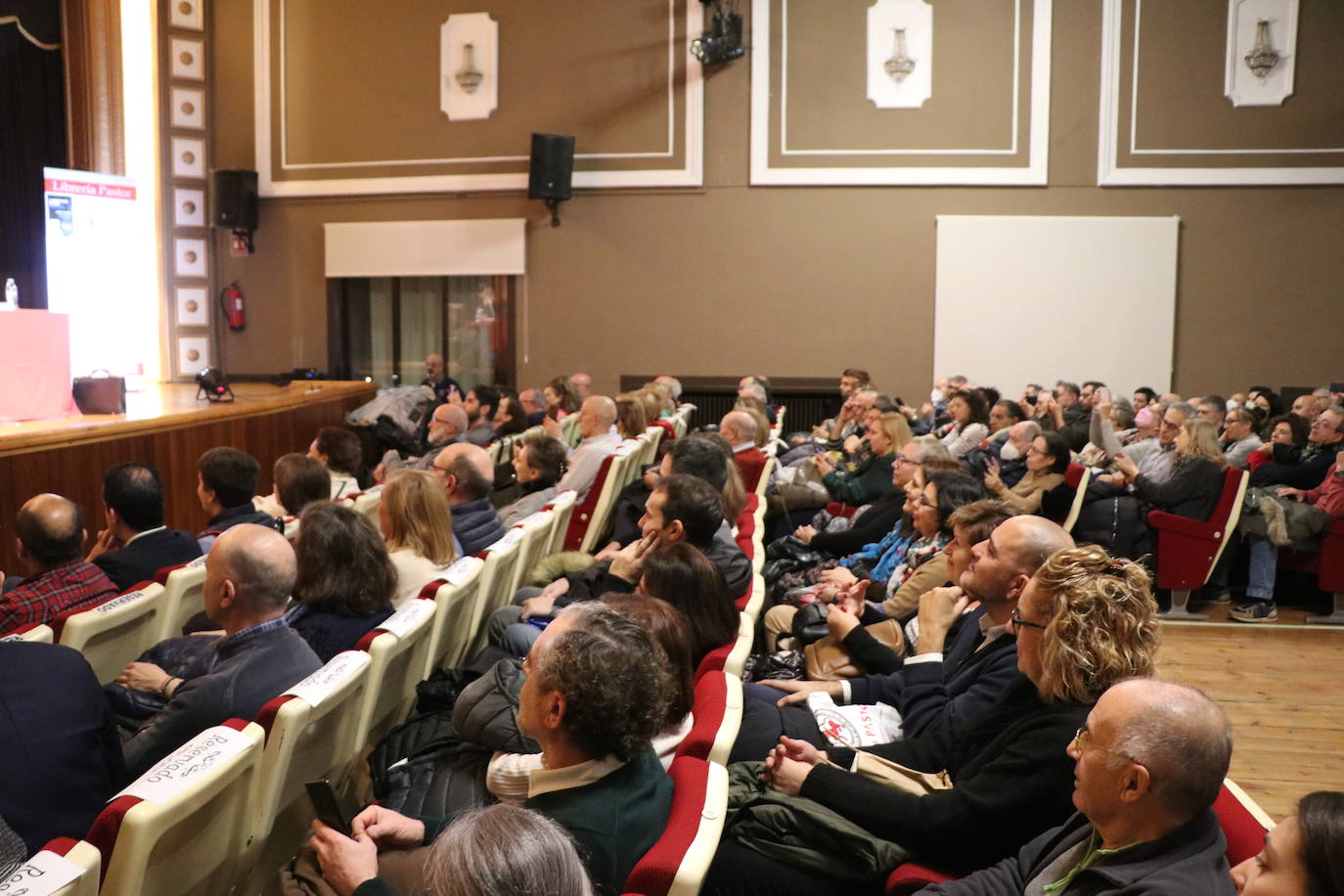 El leonés especialista en geoestrategia, Pedro Baños, ha presentado este lunes en el Nuevo Recreo Industrial su nuevo libro, 'La encrucijada mundial. Un manual del mañana'