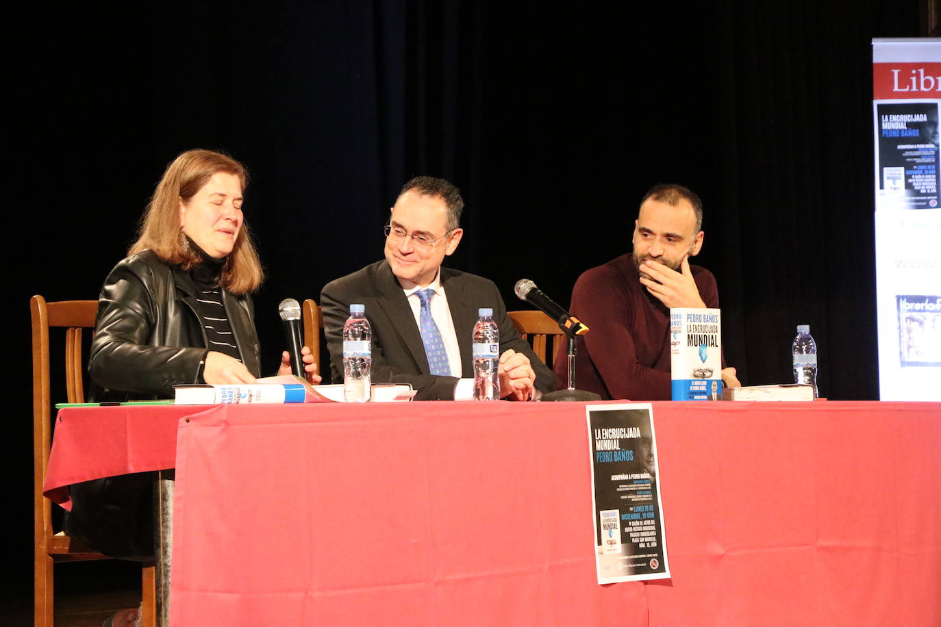 El leonés especialista en geoestrategia, Pedro Baños, ha presentado este lunes en el Nuevo Recreo Industrial su nuevo libro, 'La encrucijada mundial. Un manual del mañana'