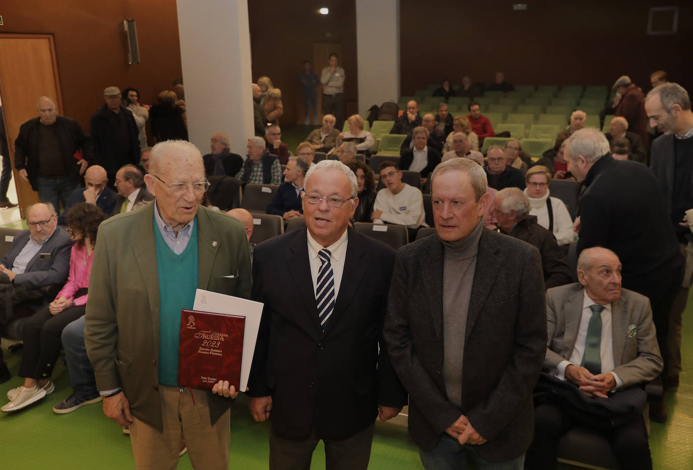 El consejero de Cultura, Turismo y Deporte, Gonzalo Santonja (I), junto al autor de la Agenda Taurina, Vidal Pérez (D), antes de la presentación de la Agenda Taurina 2023.