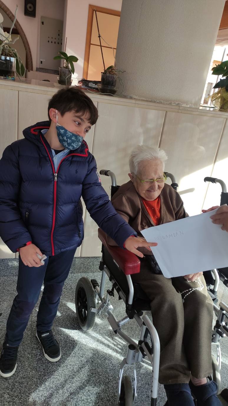 Los alumnos del Colegio Paula Montal de Astorga visitan las residencias.