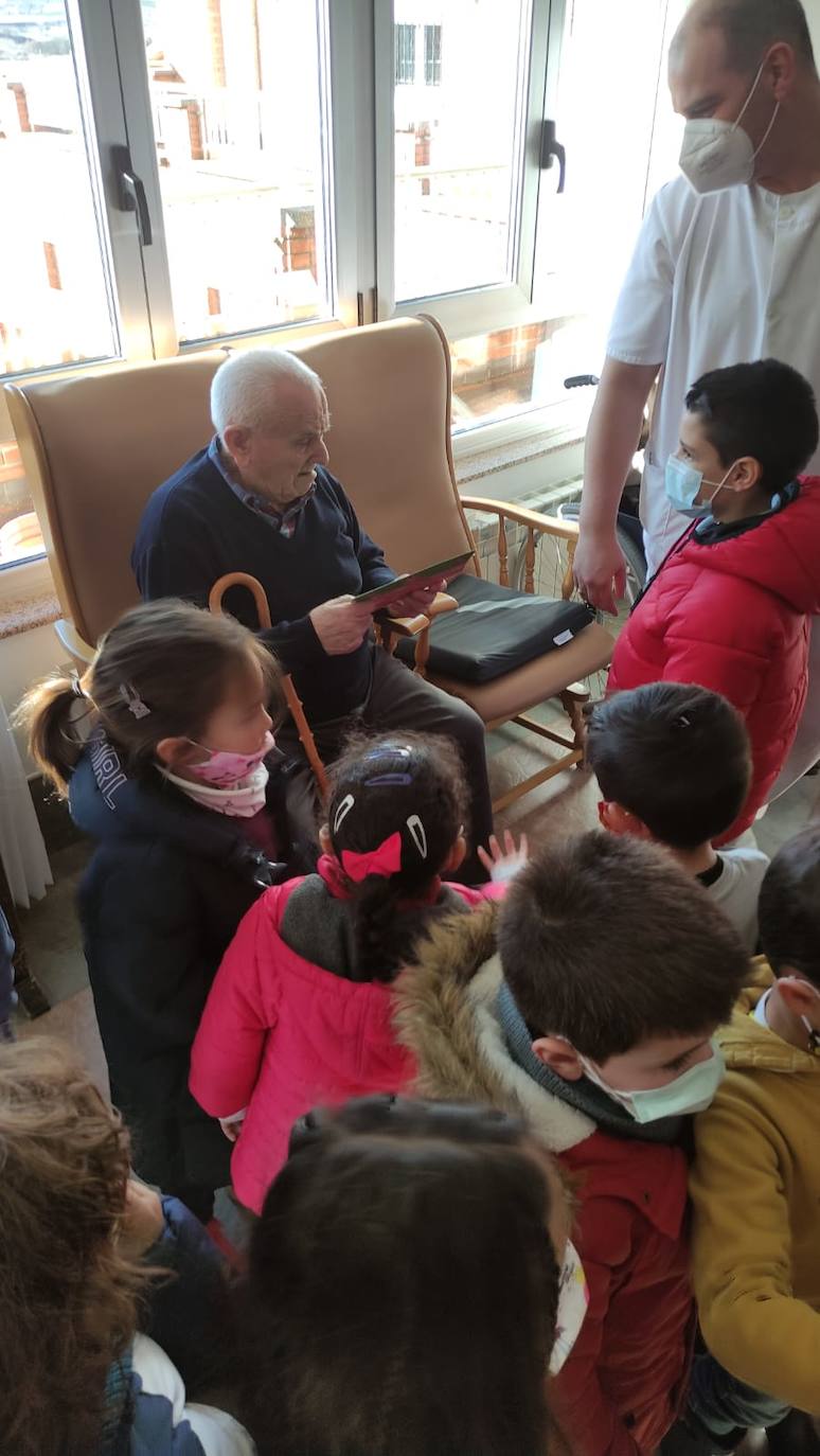 Los alumnos del Colegio Paula Montal de Astorga visitan las residencias.