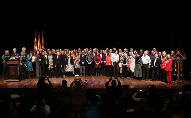 Todos los trabajadores jubilados recibieron el escudo del Ayuntamiento de León. 